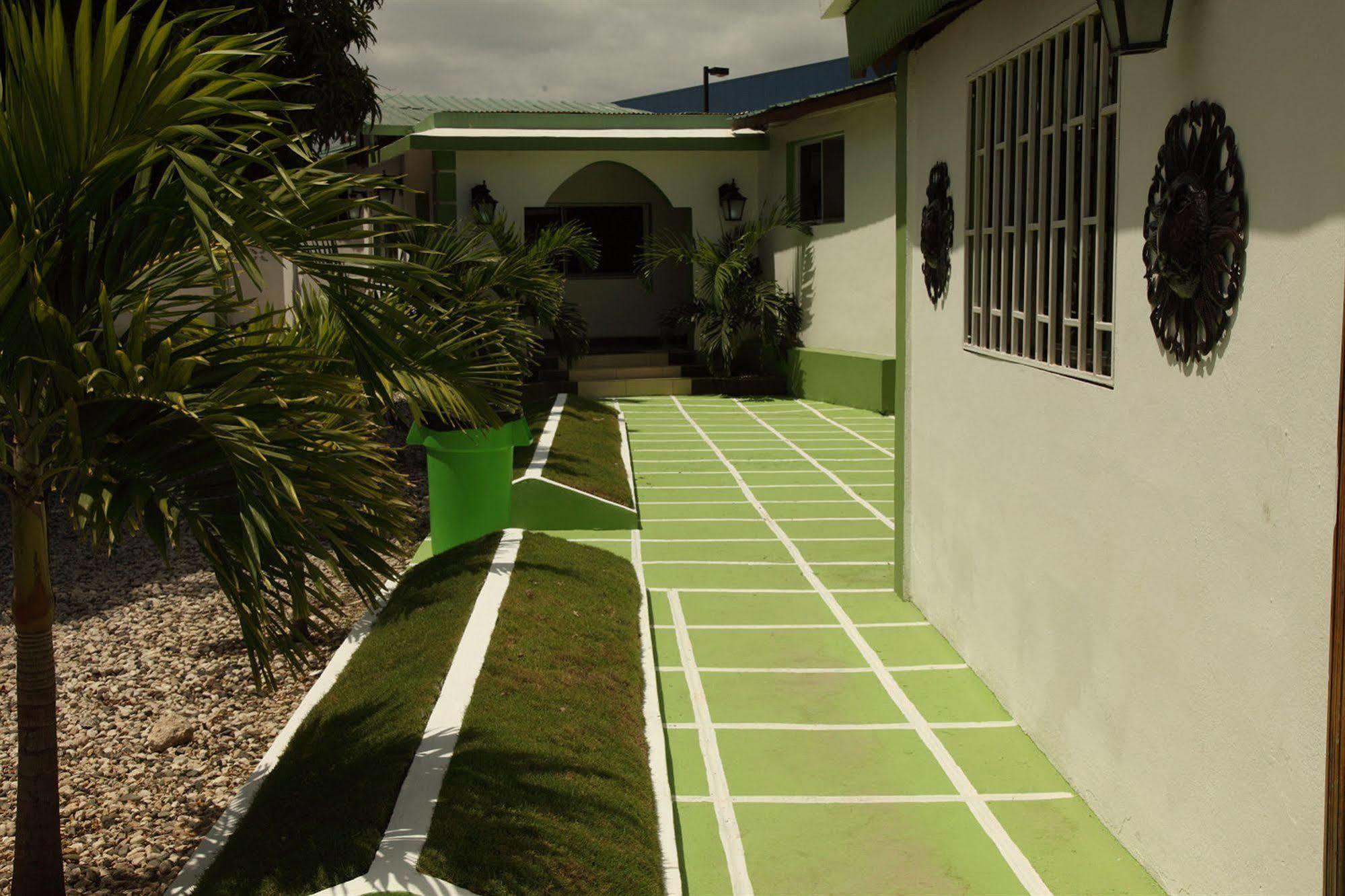 La Maison Hotel Puerto Príncipe Exterior foto